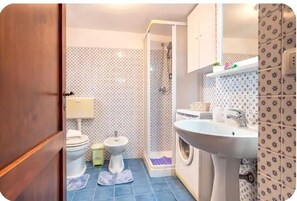 Doccia, asciugacapelli, bidet, asciugamani