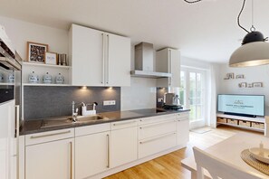 Fridge, microwave, oven, stovetop - Holiday apartment with 2 bedrooms (Oldsum)