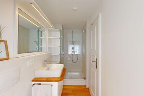 Shower - Holiday apartment with 2 bedrooms (Oldsum)