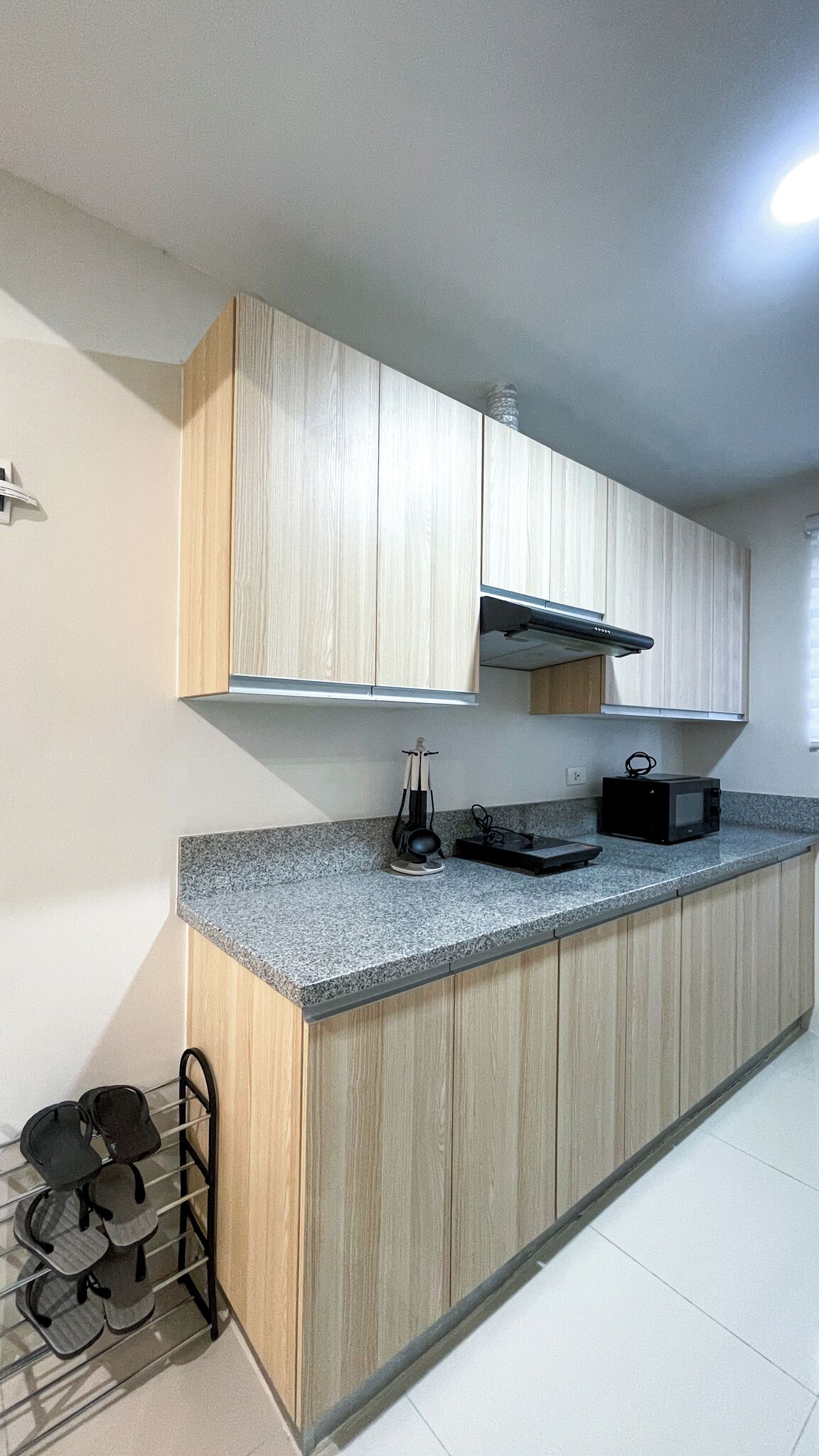 Fridge, microwave, stovetop, cookware/dishes/utensils