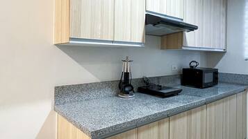 Fridge, microwave, stovetop, cookware/dishes/utensils