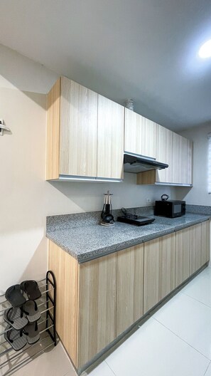 Fridge, microwave, stovetop, cookware/dishes/utensils