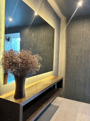 المنشأة من الداخل