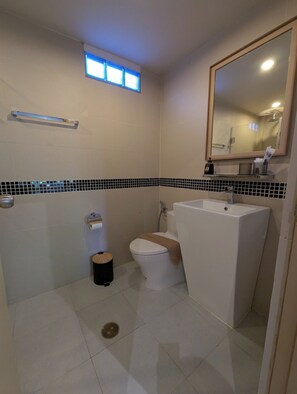 Deluxe Twin Room | Bathroom