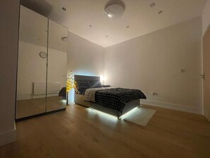 1 slaapkamer, een strijkplank/strijkijzer, internet