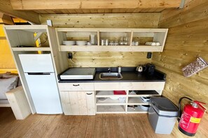 Kühlschrank, Herdplatte, Wasserkocher mit Kaffee-/Teezubehör
