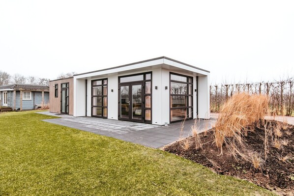 Exterior - Comfortable Waterfront Lodge 6 people (Kesteren)