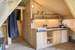 Kühlschrank, Herdplatte, Kochgeschirr/Geschirr/Besteck, Gewürze
