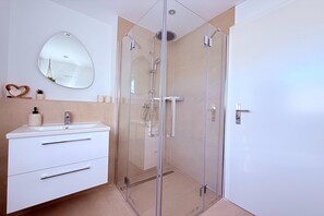Shower, hair dryer - Ferienhaus Sanibel mit Kaminofen (Wandlitz OT Zerpenschleuse)