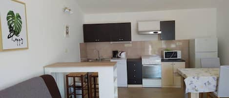 Fridge, microwave, oven, stovetop