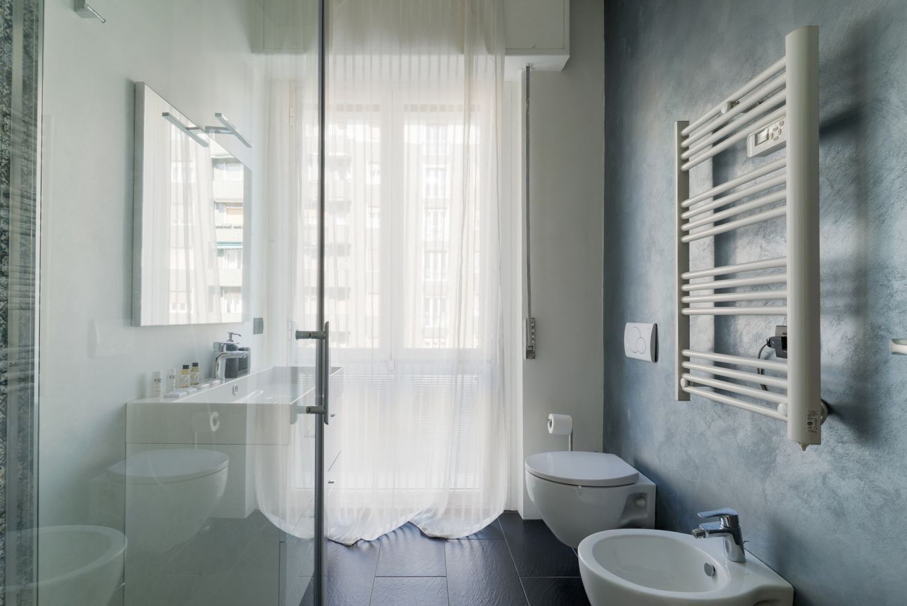 Ducha, secador de pelo, bidet, toallas