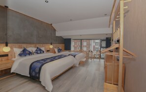 Una habitación de hotel moderna con una cama grande, cabecera de madera y un balcón con vistas.