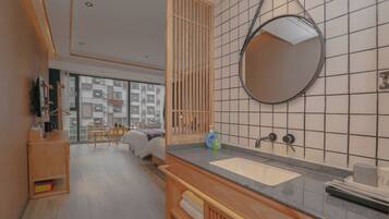 Tomannsrom – superior | Bad | Dusj, toalettartikler (inkludert), hårføner og håndklær