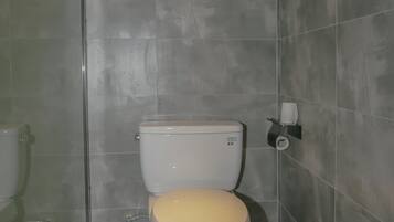 Shower, perlengkapan mandi gratis, pengering rambut, dan handuk