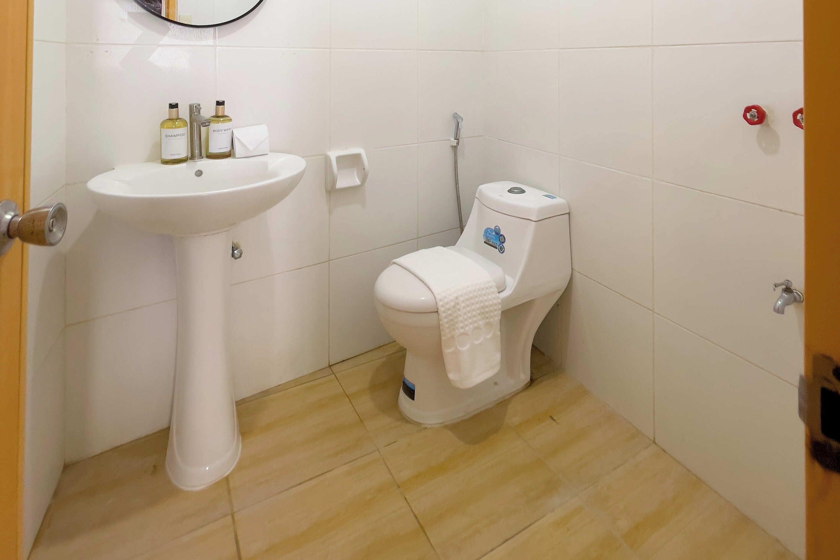 Standardrum | Badrum | Dusch, regndusch, gratis toalettartiklar och handdukar