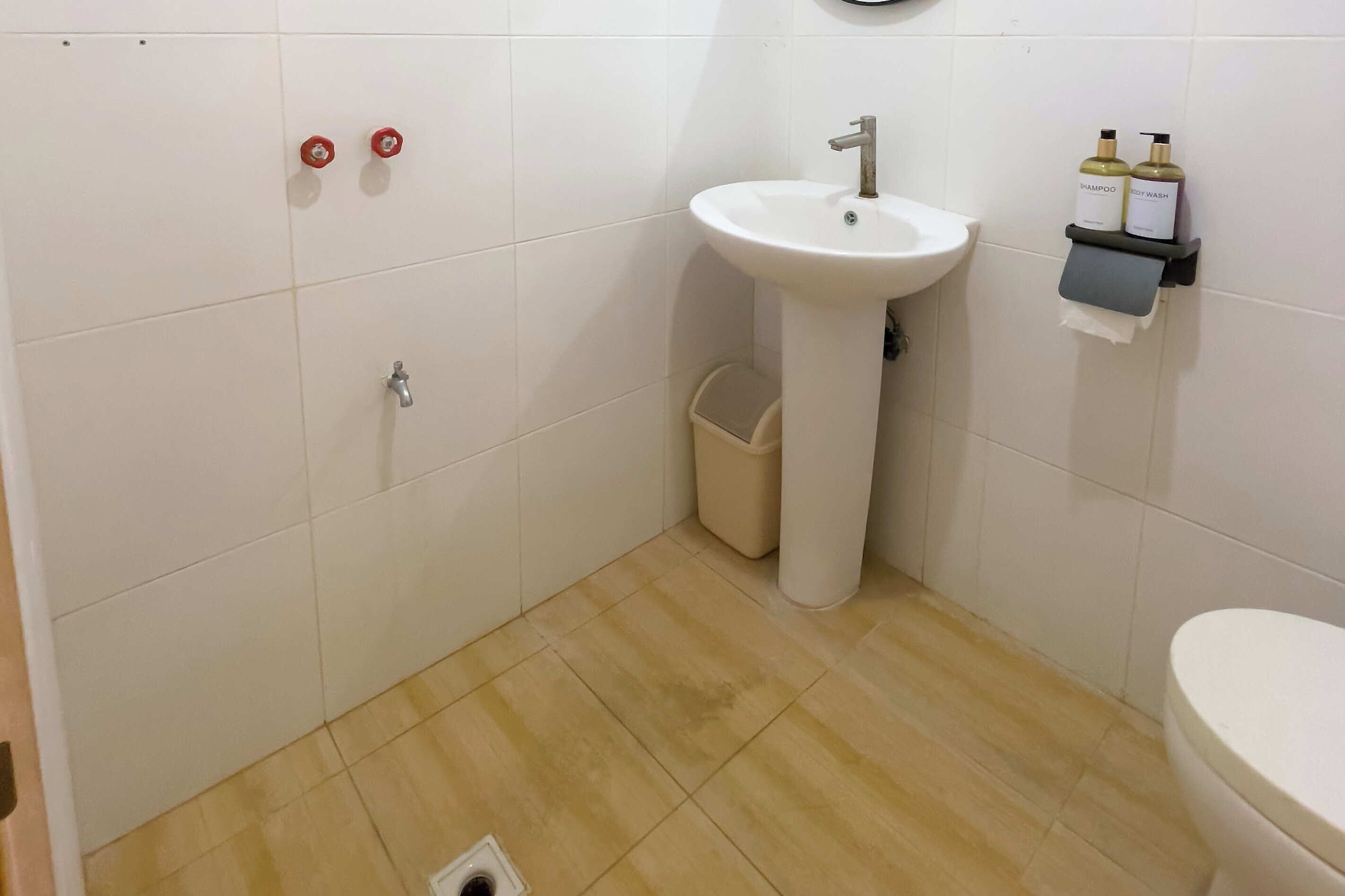 Deluxe Twin Room | Bathroom | Shower, rainfall showerhead, free toiletries, towels