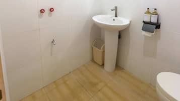 华丽双床房 | 浴室 | 淋浴设施、大花洒淋浴喷头、免费洗浴用品、毛巾