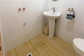 ห้องดีลักซ์ทวิน | ห้องน้ำ | ฝักบัว, เรนชาวเวอร์, ของใช้ในห้อ  งน้ำฟรี, ผ้าเช็ดตัว