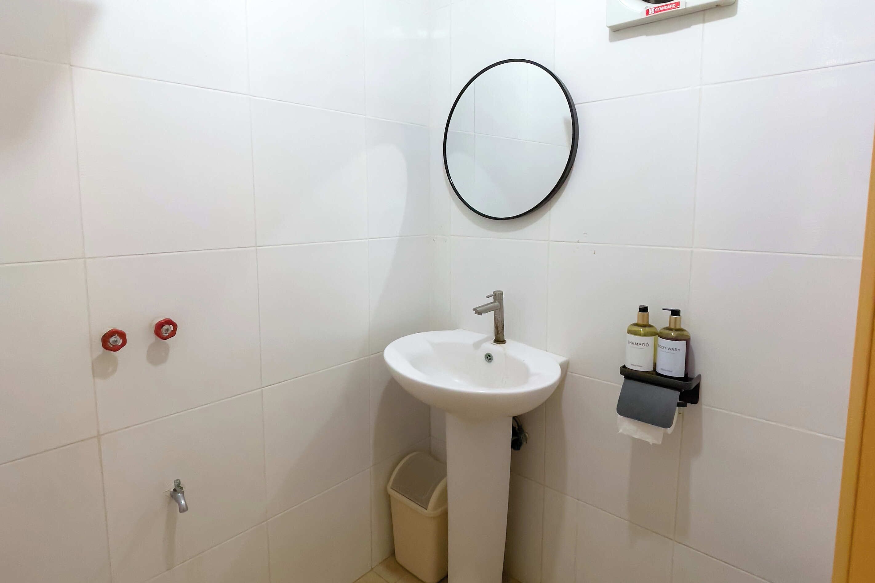 Deluxe Twin Room | Bathroom | Shower, rainfall showerhead, free toiletries, towels
