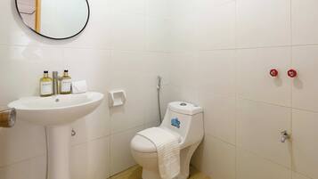 Standard Room | Bathroom | Shower, rainfall showerhead, free toiletries, towels