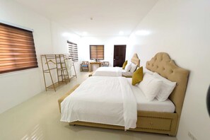 Deluxe Queen Suite | Camas extra y ropa de cama 