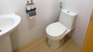 Deluxe Twin Room | Bathroom | Shower, rainfall showerhead, free toiletries, towels