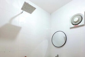 华丽双床房 | 浴室 | 淋浴设施、大花洒淋浴喷头、免费洗浴用品、毛巾