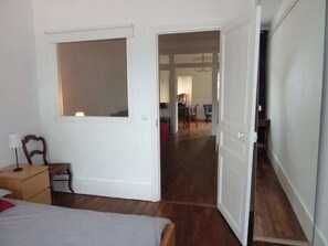 1 bedroom, desk, iron/ironing board, free WiFi - For working or visiting, quiet, first floor with small private courtyard. (Versailles)