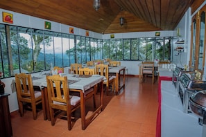 Restaurant - Bracknell Resort Munnar (Udumbanchola)