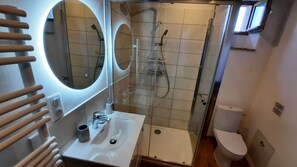 ห้องแฟมิลี่ทริปเปิล, วิวสวน | ห้องน้ำ | ไดร์เป่าผม, ผ้าเช็ดตัว, สบู่, ยาสระผม