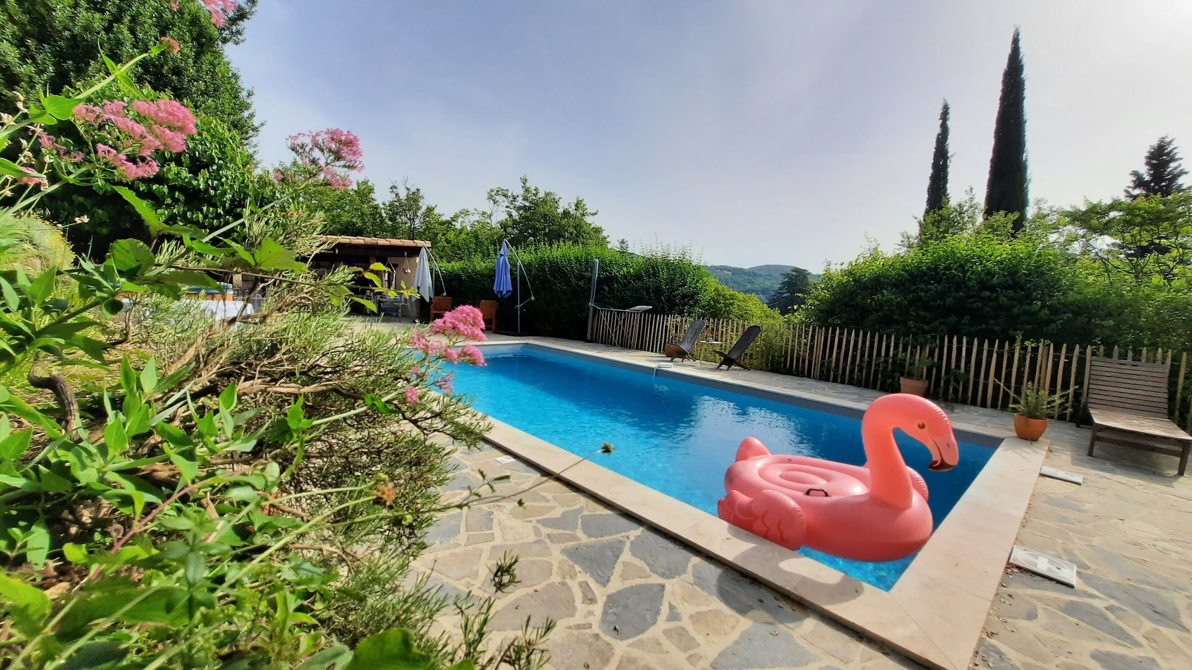 Piscine extérieure (ouverte en saison), parasols de plage