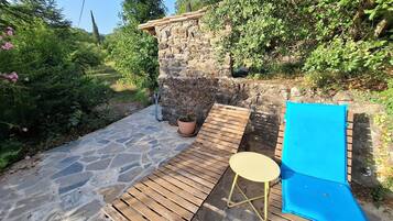 Een seizoensgebonden buitenzwembad en parasols bij het zwembad