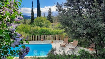 Außenpool (je nach Saison geöffnet), Sonnenschirme, Liegestühle