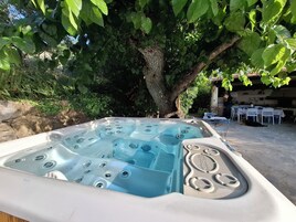 Bañera de hidromasaje al aire libre