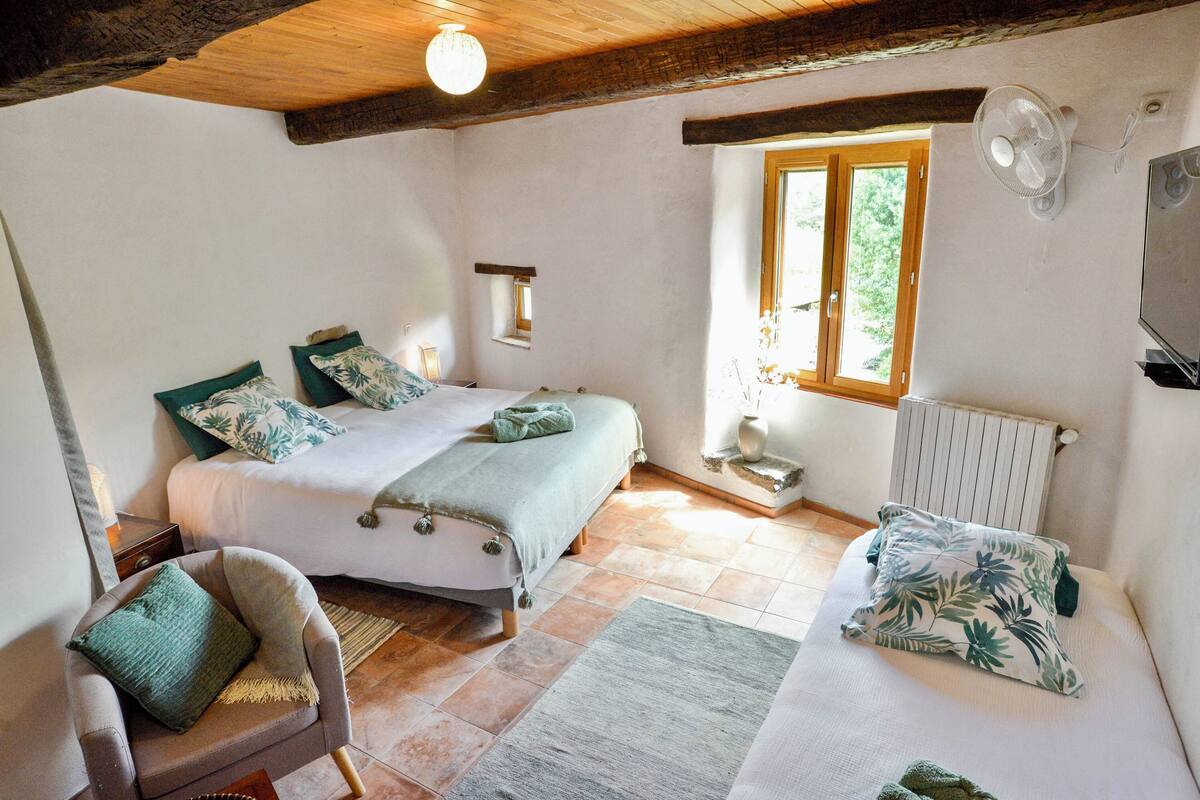 Habitación triple familiar, vistas al jardín | Ropa de cama de alta calidad y colchones viscoelásticos