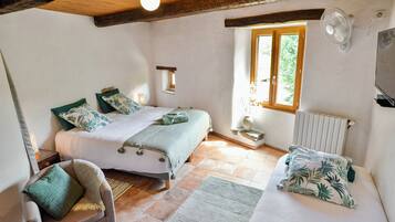 Familie driepersoonskamer, uitzicht op tuin | Luxe beddengoed, bedden met traagschuimmatrassen