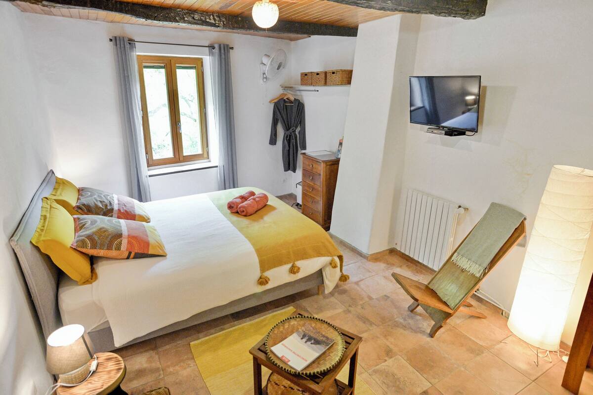 Habitación Premium doble, vistas al jardín | Ropa de cama de alta calidad y colchones viscoelásticos