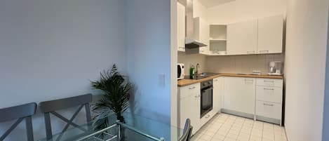 Appartement de base | Cuisine privée | Mini-réfrigérateur, four à micro-ondes, un four, surface de cuisson