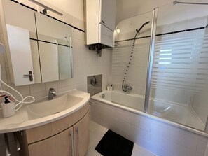 Basic-Apartment | Badezimmer | Duschwanne, kostenlose Toilettenartikel, Haartrockner, Handtücher
