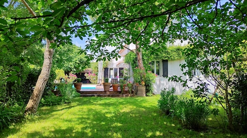 Villa with heated pool and wooded garden