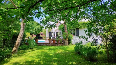 Villa with heated pool and wooded garden