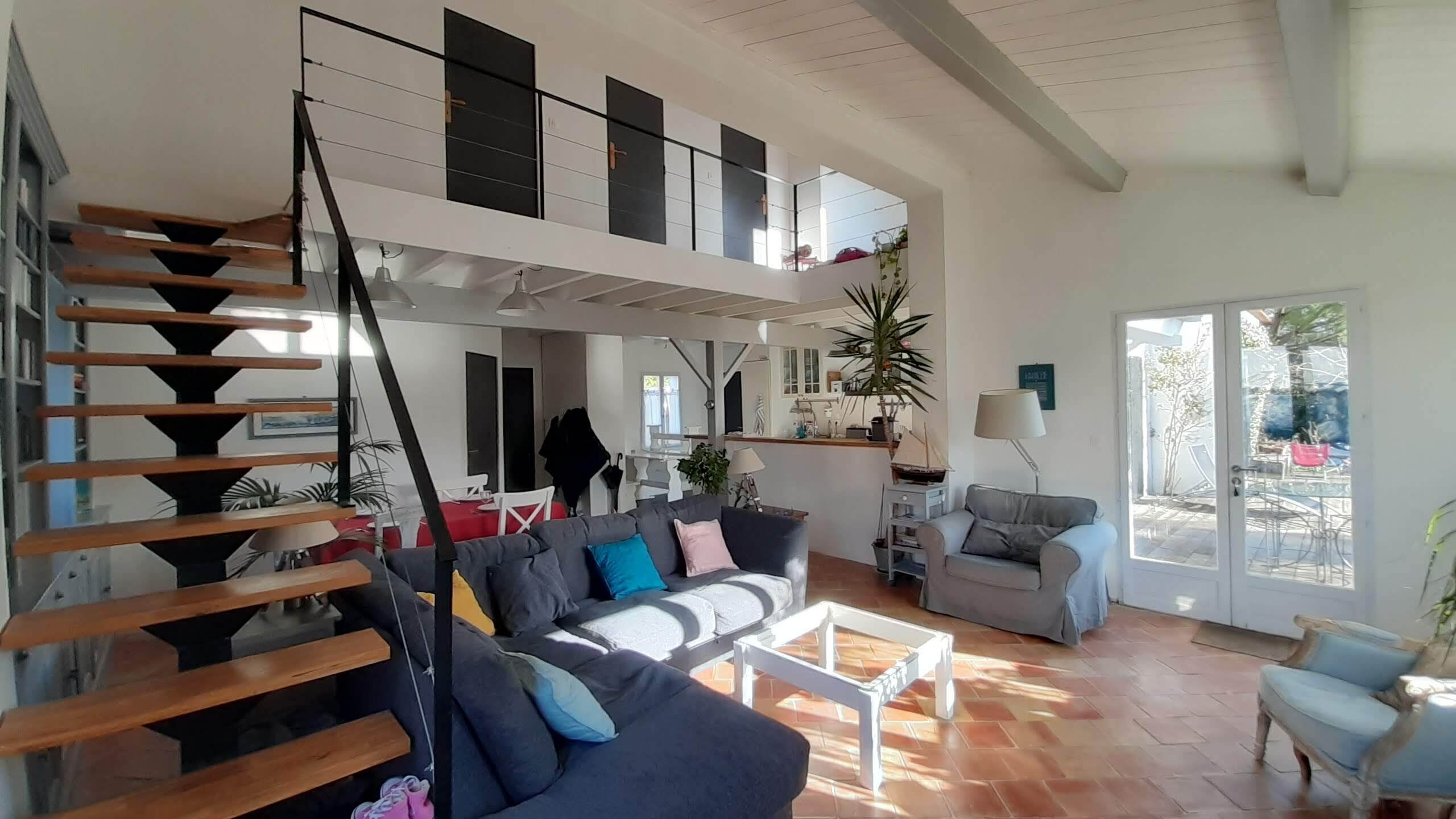 Smart-tv, boeken en een stereo