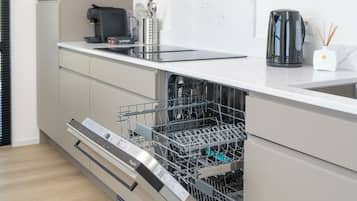 Een koelkast, een magnetron, een kookplaat, een vaatwasser