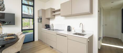 Kjøleskap, mikrobølgeovn, kokeplater og oppvaskmaskin