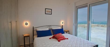 In-room safe, soundproofing, iron/ironing board, free WiFi