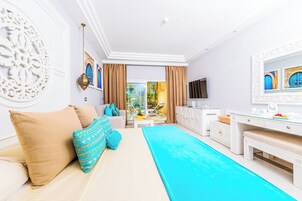 Junior Suite With Direct Pool Access | Frigobar, cofres nos quartos, individualmente decorados