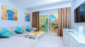 Junior Suite Partial Sea View | Minibar, caja de seguridad en la habitación y decoración personalizada