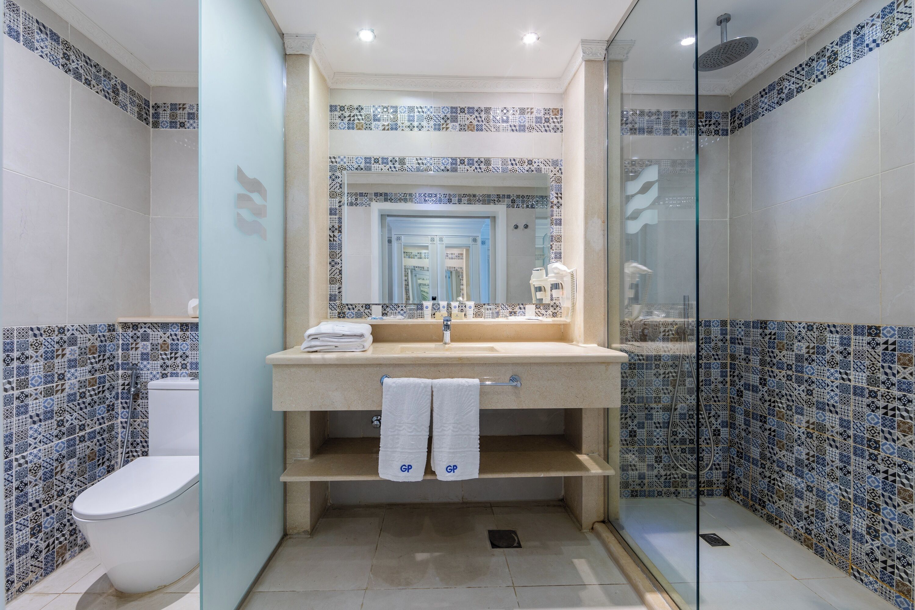 Junior Suite With Direct Pool Access | Badeværelse | Gratis toiletartikler, hårtørrer, hjemmesko, håndklæder