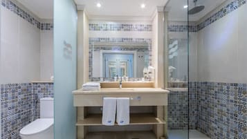 Junior Suite With Direct Pool Access | Badeværelse | Gratis toiletartikler, hårtørrer, hjemmesko, håndklæder