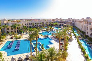 Utendørsbasseng, bassengparasoller og solsenger